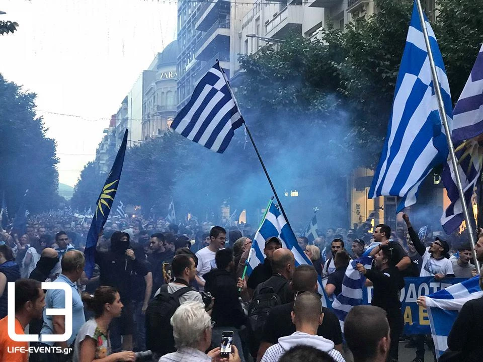 Αμείωτη η οργή: Υπό πολιορκία τα γραφεία των ΣΥΡΙΖΑΝΕΛ στη Θεσσαλονίκη – Εσπευσαν τα ΜΑΤ – Συγκρούσεις στην Πλατεία Αριστοτέλους